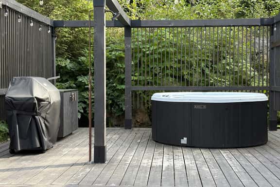 Flow Cottage: Private Hot Tub - Image 1