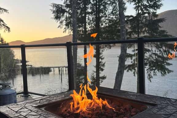 Going Coastal R&R | Waterfront - Sleeps 10 - Image 1