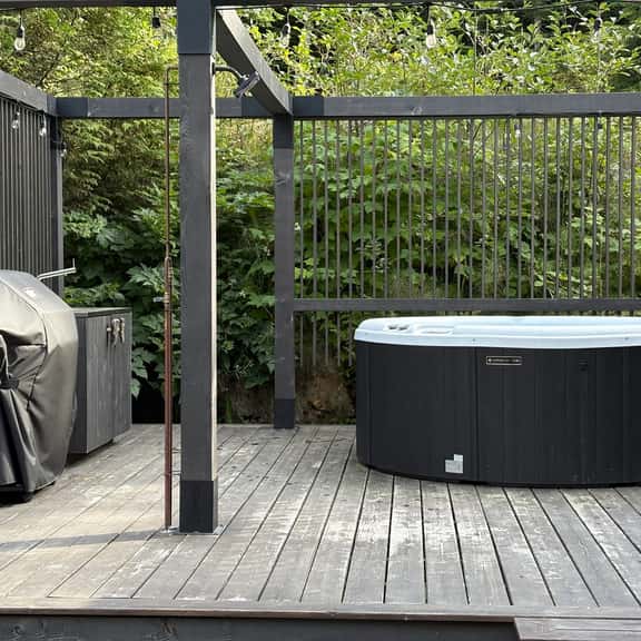 Flow Cottage: Private Hot Tub - Image 1