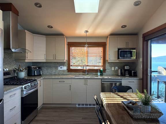 Going Coastal R&R | Unit A | Waterfront - Sleeps 6 - Image 5
