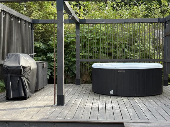 Flow Cottage: Private Hot Tub - Image 1